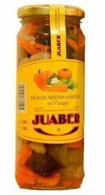 Tarro de verduras encurtidas Juaber en vinagre con etiqueta amarilla y tapa dorada.