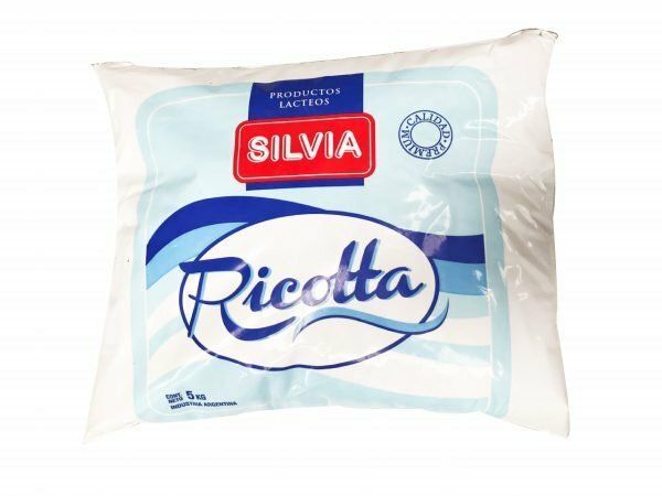 Queso ricotta Silvia envasado en blanco y azul claro.
