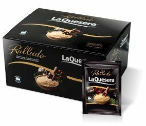 Caja de regalo y paquete individual de queso La Quesera, embalaje negro con imagen de postre de queso.
