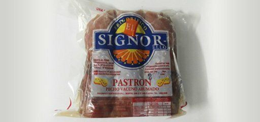 Pastrami Signor envasado en un envoltorio de plástico transparente con etiqueta roja y azul.