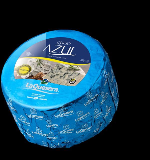 Queso Azúl Laquesera azul redondo con envase envuelto sobre fondo negro.