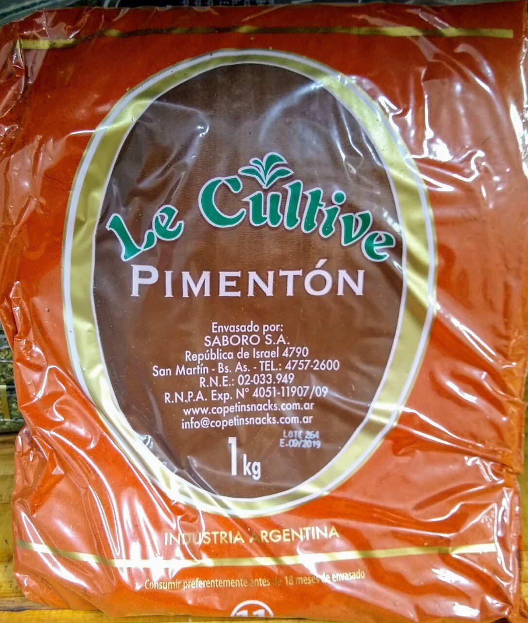 Bolsa naranja de pimientos La Cumbre con etiqueta circular central y logotipo verde.