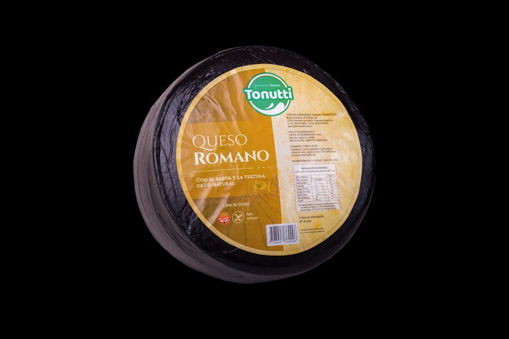 Envase redondo negro de queso Tonutti Fontina Romano con etiqueta amarilla sobre fondo oscuro.