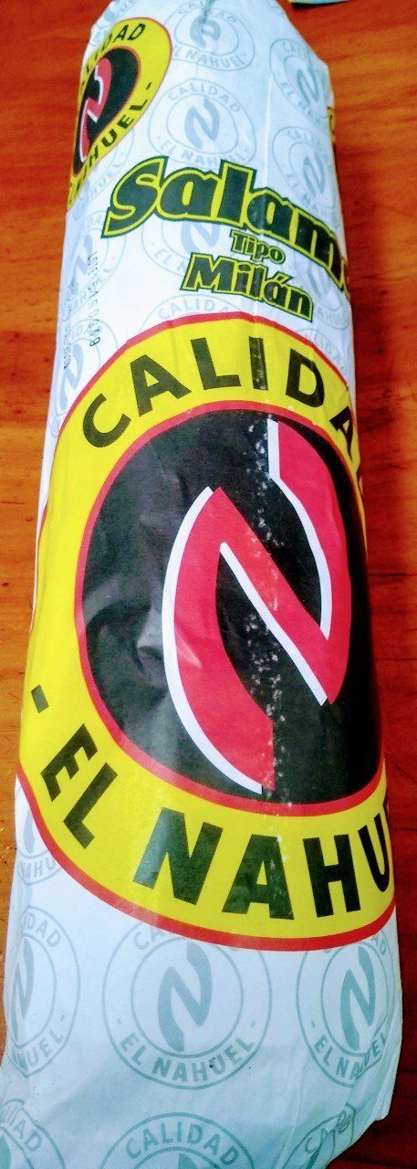 Primer plano de una colorida etiqueta de botella de Saladita Chile con un diseño en amarillo brillante, rojo y azul claro.