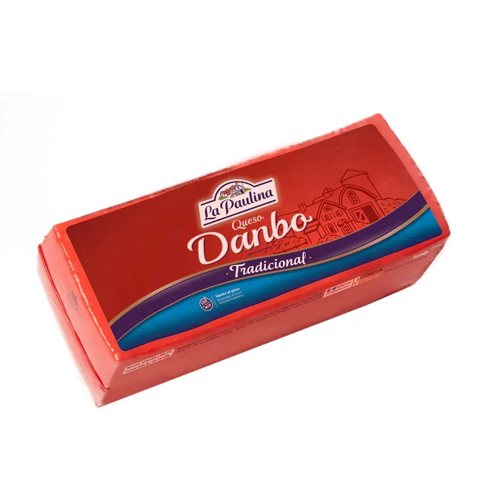 Queso Red Dambo tradicional. Envase envuelto en rojo y azul sobre fondo blanco.