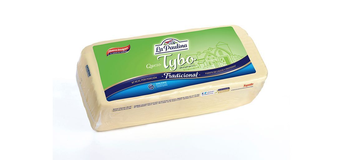 Envase de mantequilla con etiqueta verde y azul sobre fondo blanco.