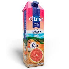 Cartón alto de jugo de pomelo 100% Citric con imagen de fruta rosa y naranja y tapa azul.