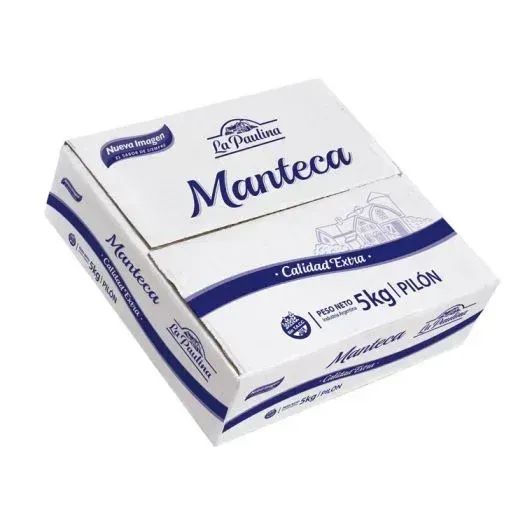 Envase de mantequilla Manteca blanco y azul con la marca Sello de Oro sobre fondo liso.