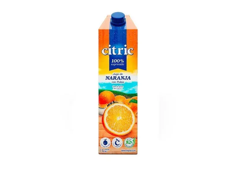 Envase de zumo de naranja con tapón azul y dibujos de cítricos sobre fondo blanco.