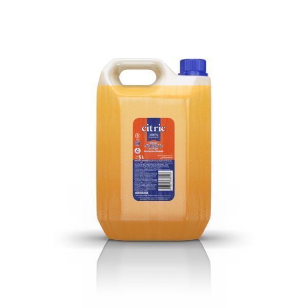 Gran jarra naranja de limpiador de cítricos con tapa azul sobre fondo blanco