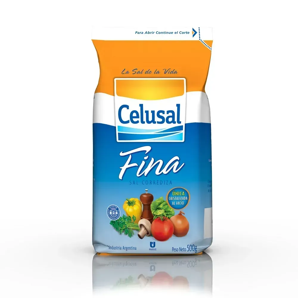 Bolsa de detergente para ropa Celusal Fina, blanca y azul con tapa naranja, sobre un fondo liso.