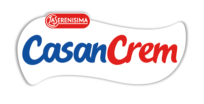 Logotipo de Aserenísima CasanCrem en azul y rojo sobre un fondo blanco ondulado.