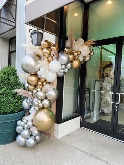 a bunch of balloons are sitting outside of a building