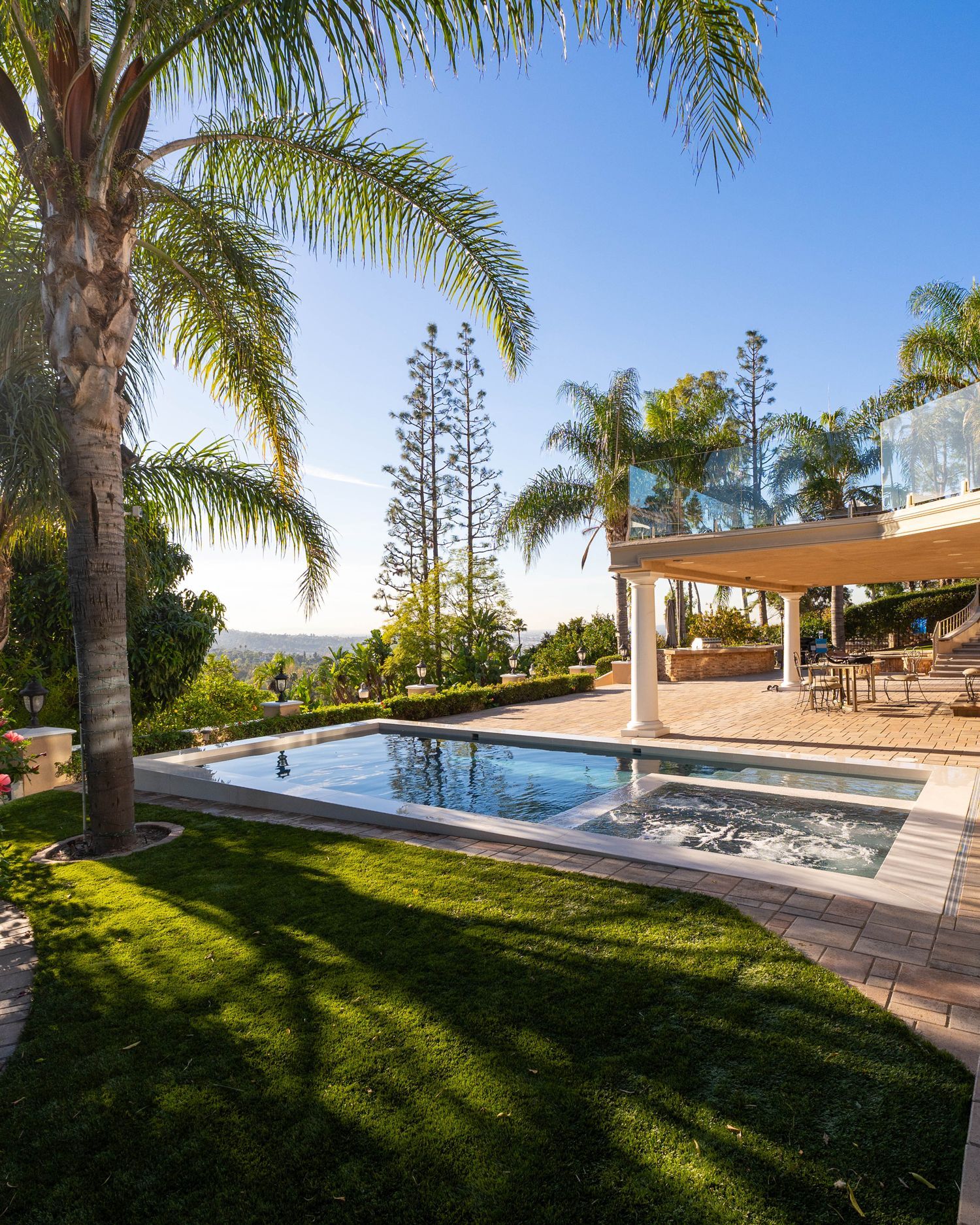 custom pool built by Modul.