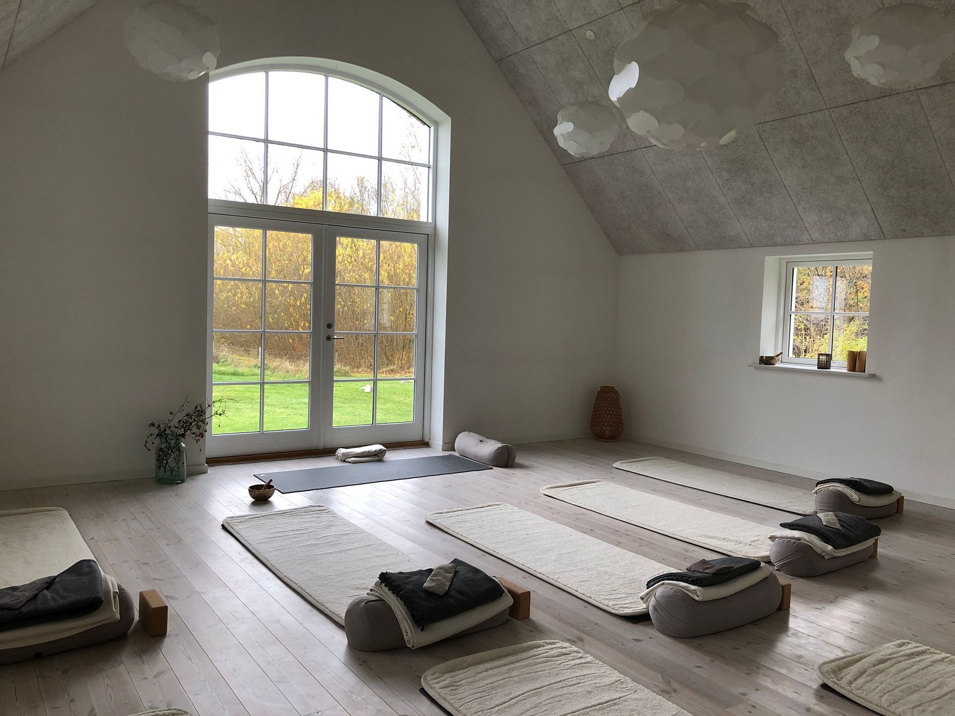 Yoga studie med måtter og puder på gulvet