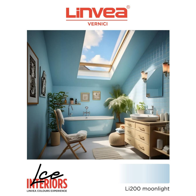 Bagno azzurro con lucernario, vasca da bagno e mobile lavabo in legno. Presenta il marchio Linvea Vernici.