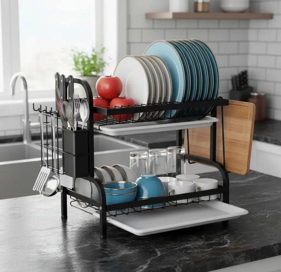 Escurreplatos de dos niveles con platos, cuencos, vasos y cubiertos sobre la encimera de la cocina