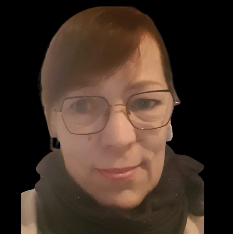 Een vrouw met een bril en een rood jasje lacht naar de camera.
