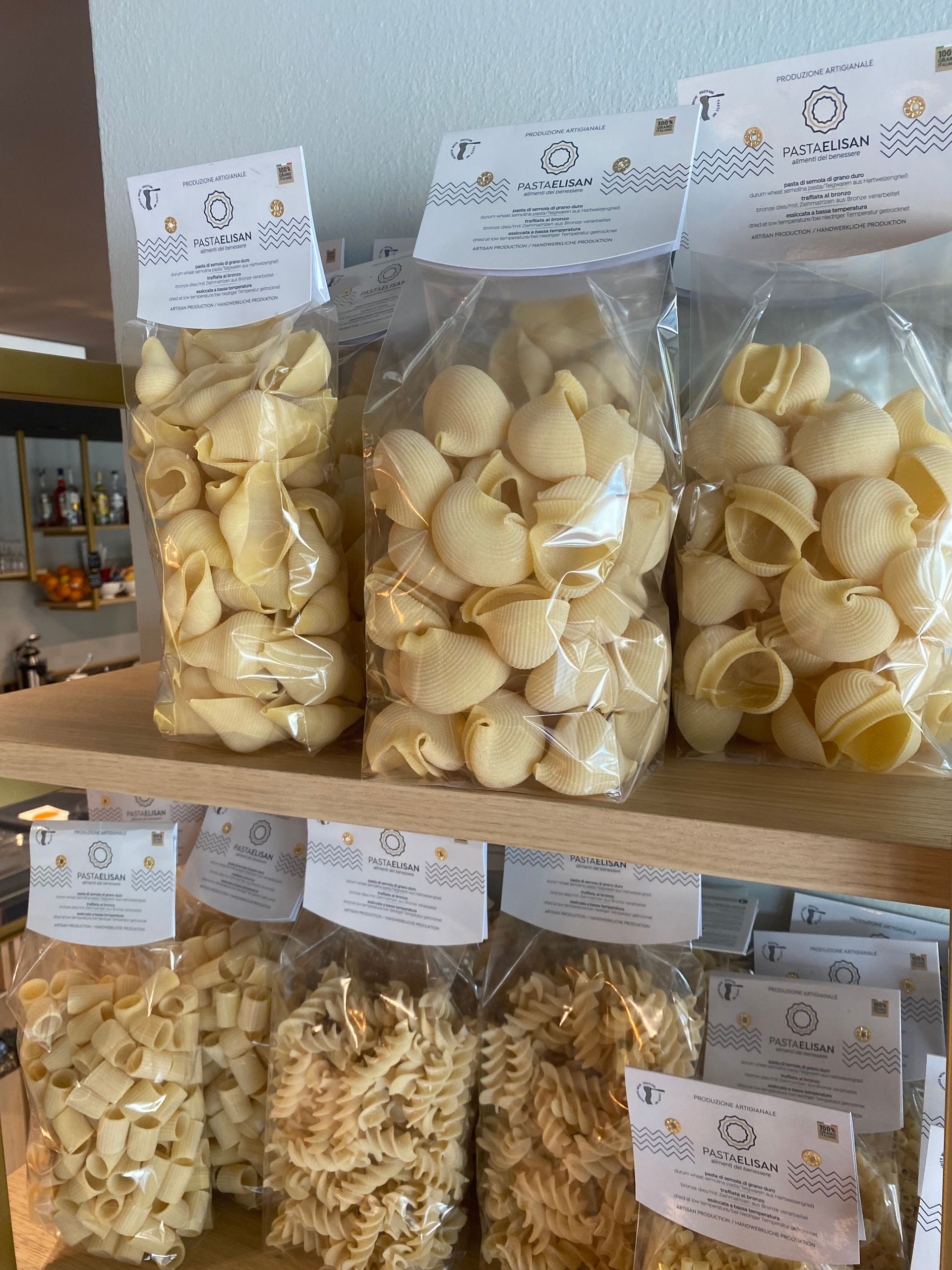 scaffale con pasta