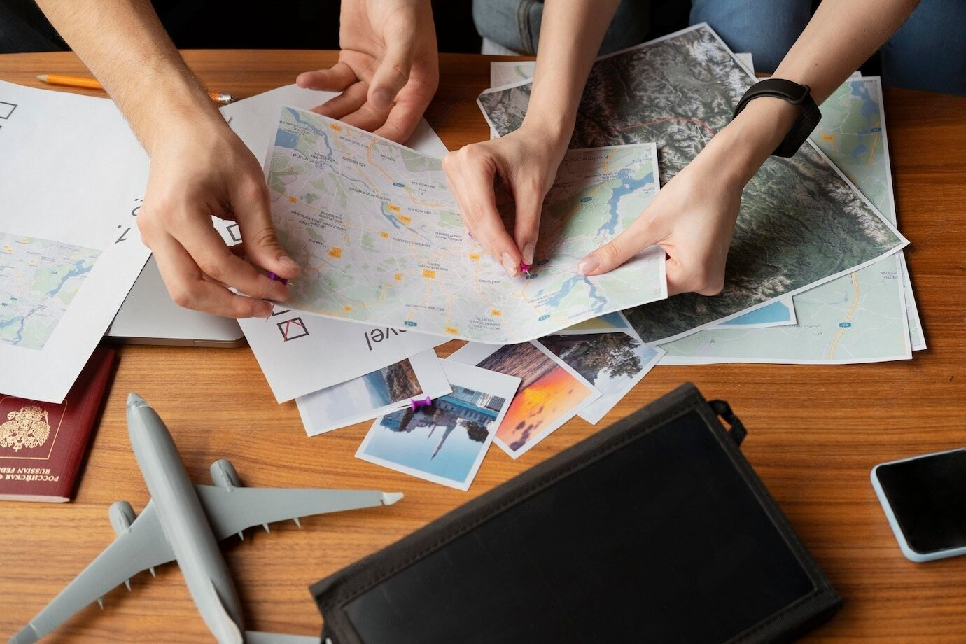 Un par de personas están sentadas en una mesa mirando un mapa.