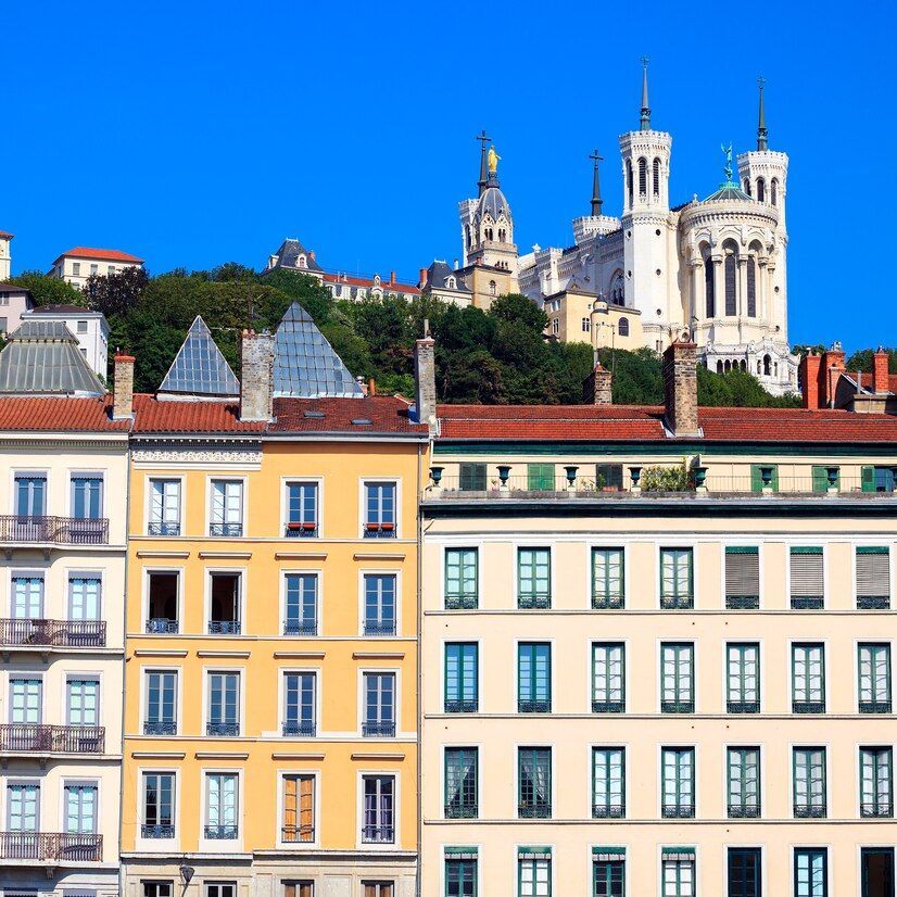 Una hilera de edificios con una catedral al fondo.