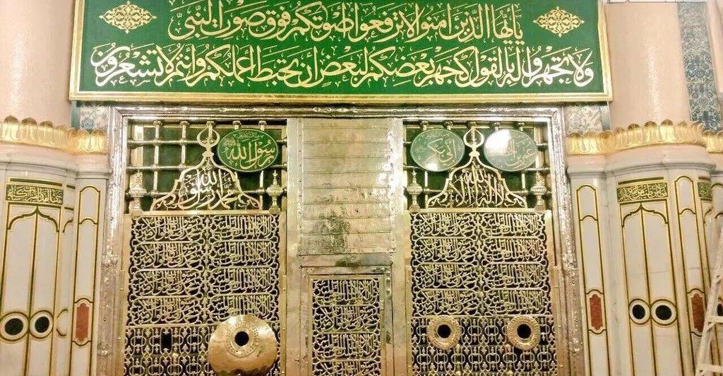 Luchtfoto van de Kaaba omringd door duizenden pelgrims in de Grote Moskee in Mekka 's nachts.