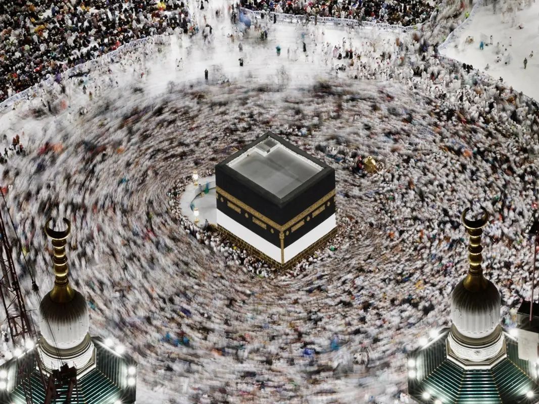 Drukbezochte luchtfoto van de Kaaba in de Grote Moskee van Mekka tijdens de Hajj-pelgrimage.