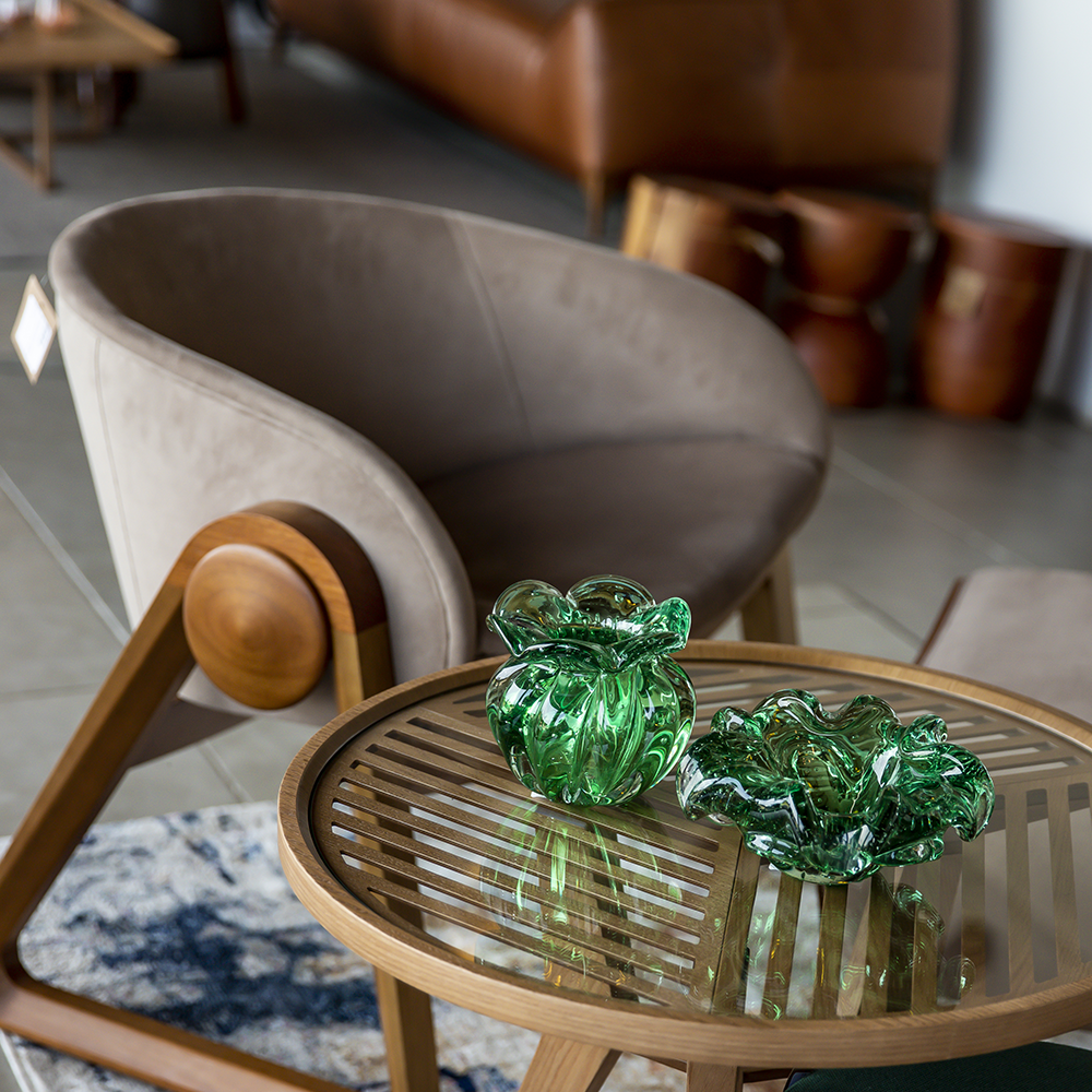 Uma mesa de madeira com dois vasos verdes em uma sala de estar.