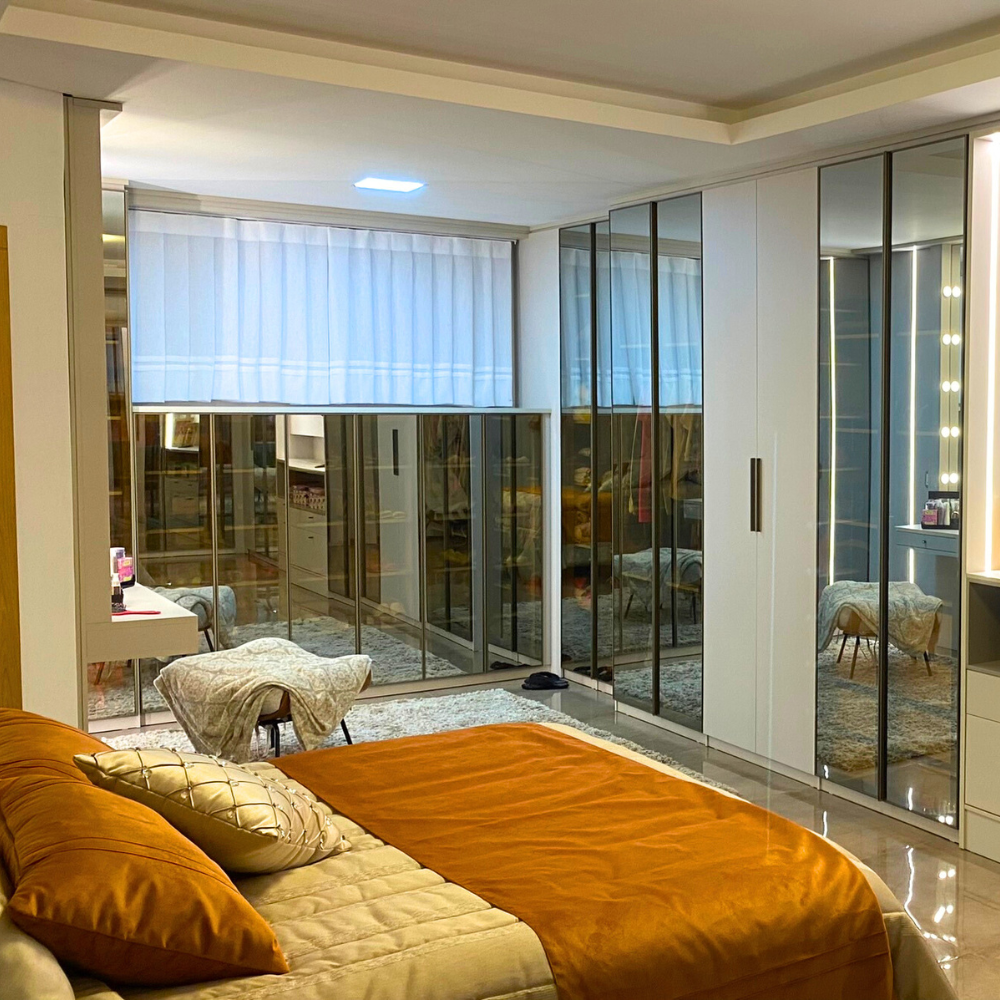 Uma sala com uma mesa e uma placa que diz laboratório
