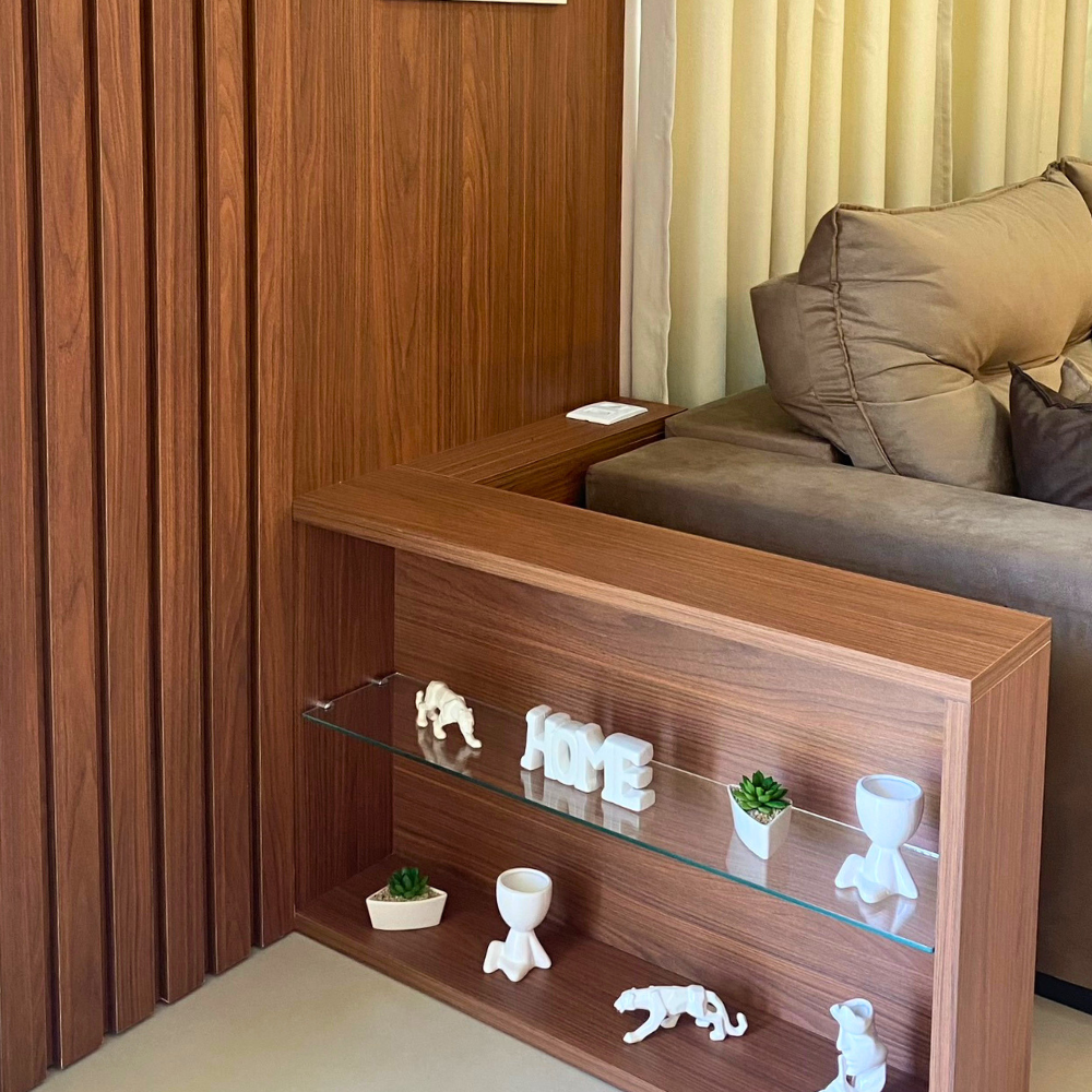 Uma sala de estar com parede de tijolos e uma TV de tela plana na parede.