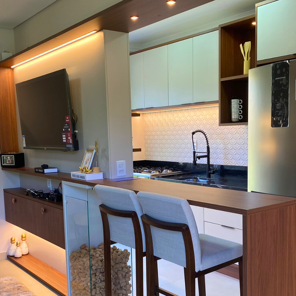 Uma cozinha com um refrigerador de vinho e uma garrafeira