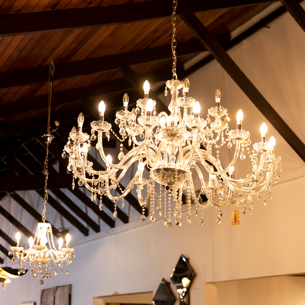 Um grande lustre está pendurado no teto de uma sala