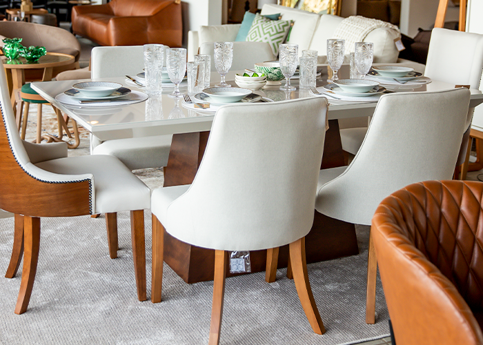 Uma mesa de jantar e cadeiras com pratos e copos