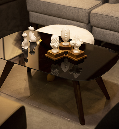 Uma mesa de centro com o reflexo de um sofá