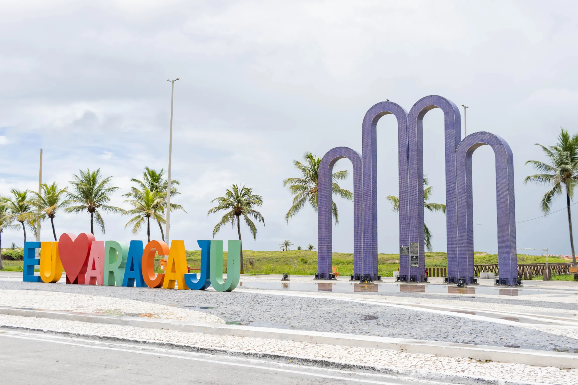 Uma placa que diz eu amo aracaju está na beira da estrada. - Hotel Alto da Praia