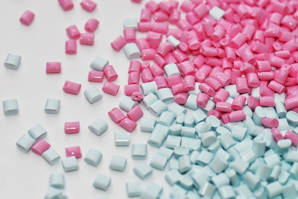 Resine plastiche azzurre e rosa