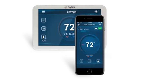 Une tablette et un téléphone portable avec un thermostat dessus.
