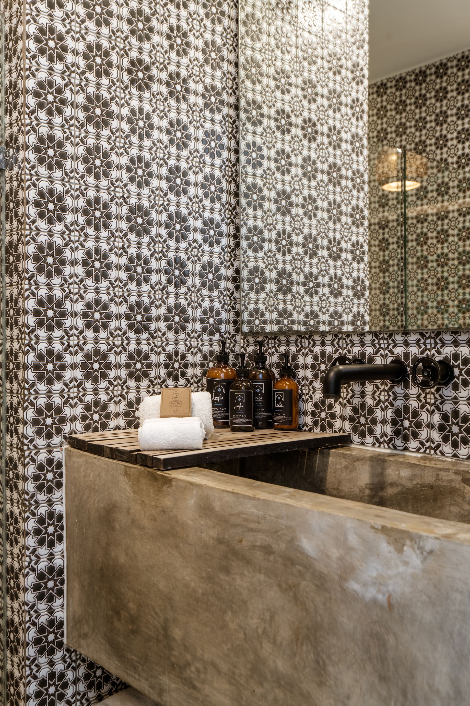 A bathroom with a sink and a mirror.