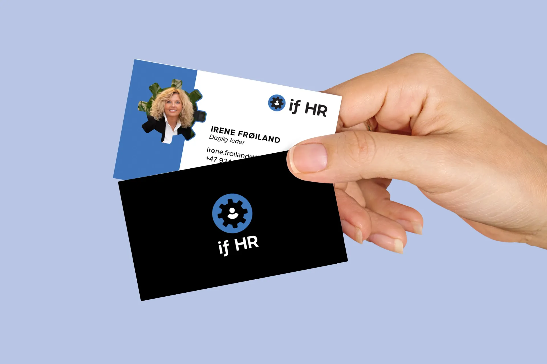En hånd holder et visittkort med if hr