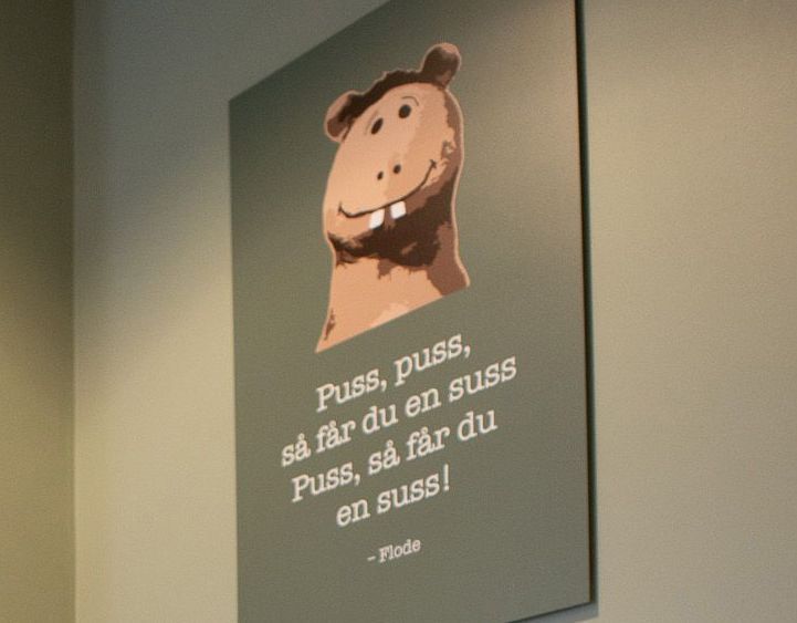 En plakat med et bilde av en bjørn og ordene puss puss så får du en suss puss sa far du en suss