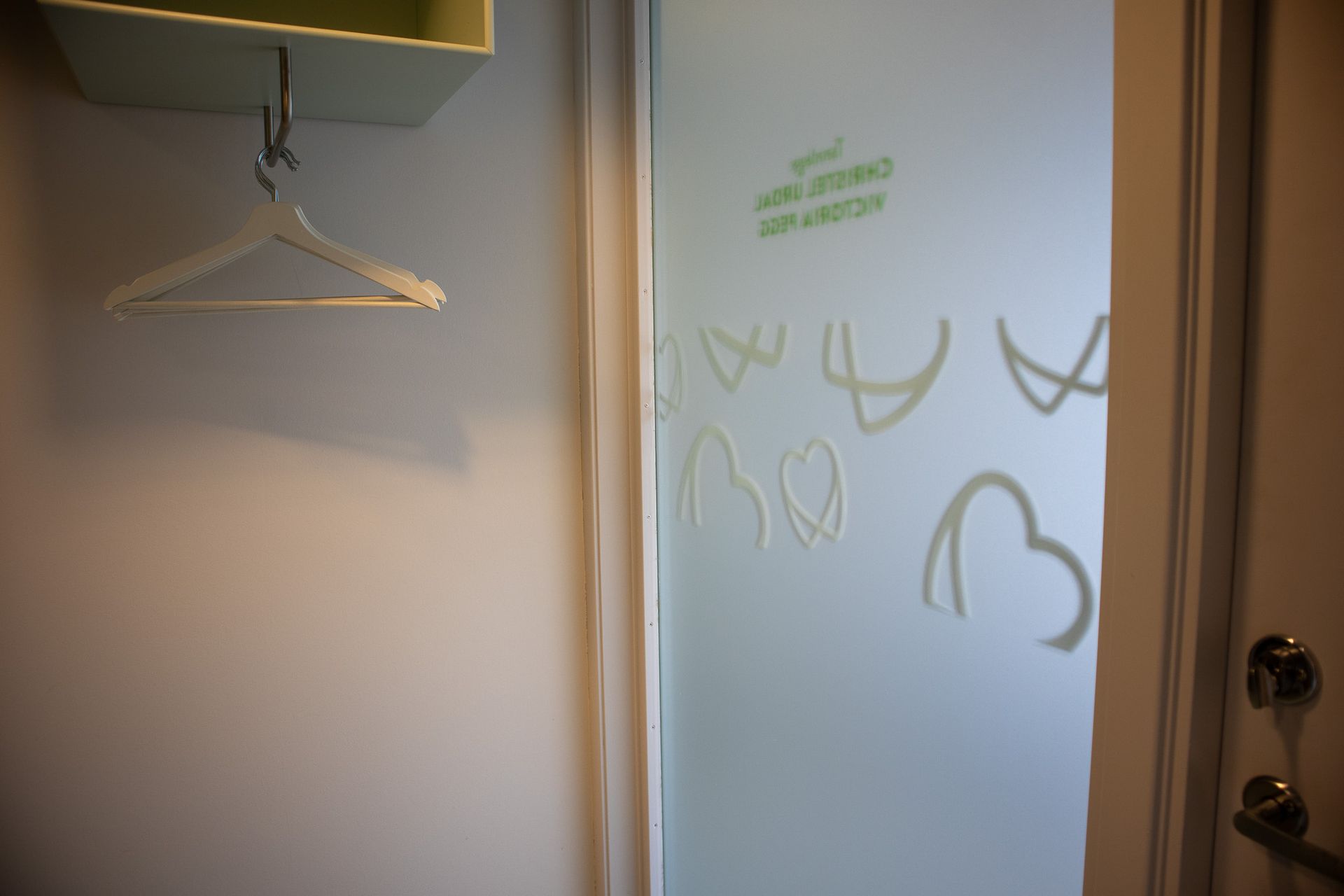 En dør med en refleksjon av et hjerte på