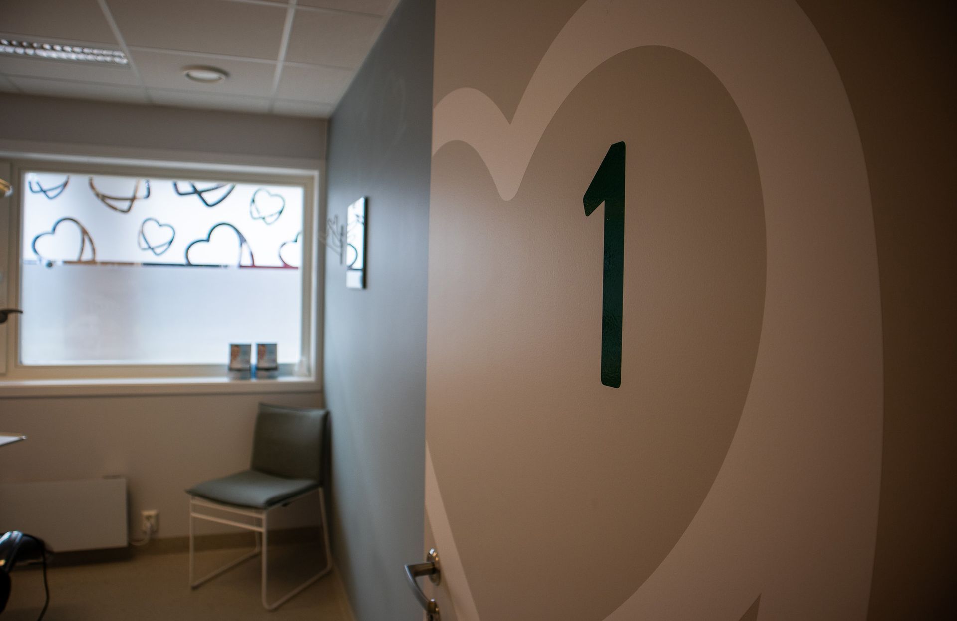 Et rom med et hjerte og tallet 1 på veggen