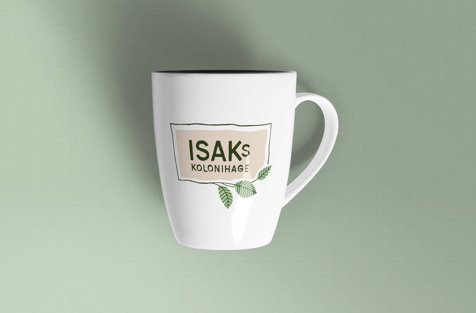 Et hvitt kaffekrus med ordet isak på