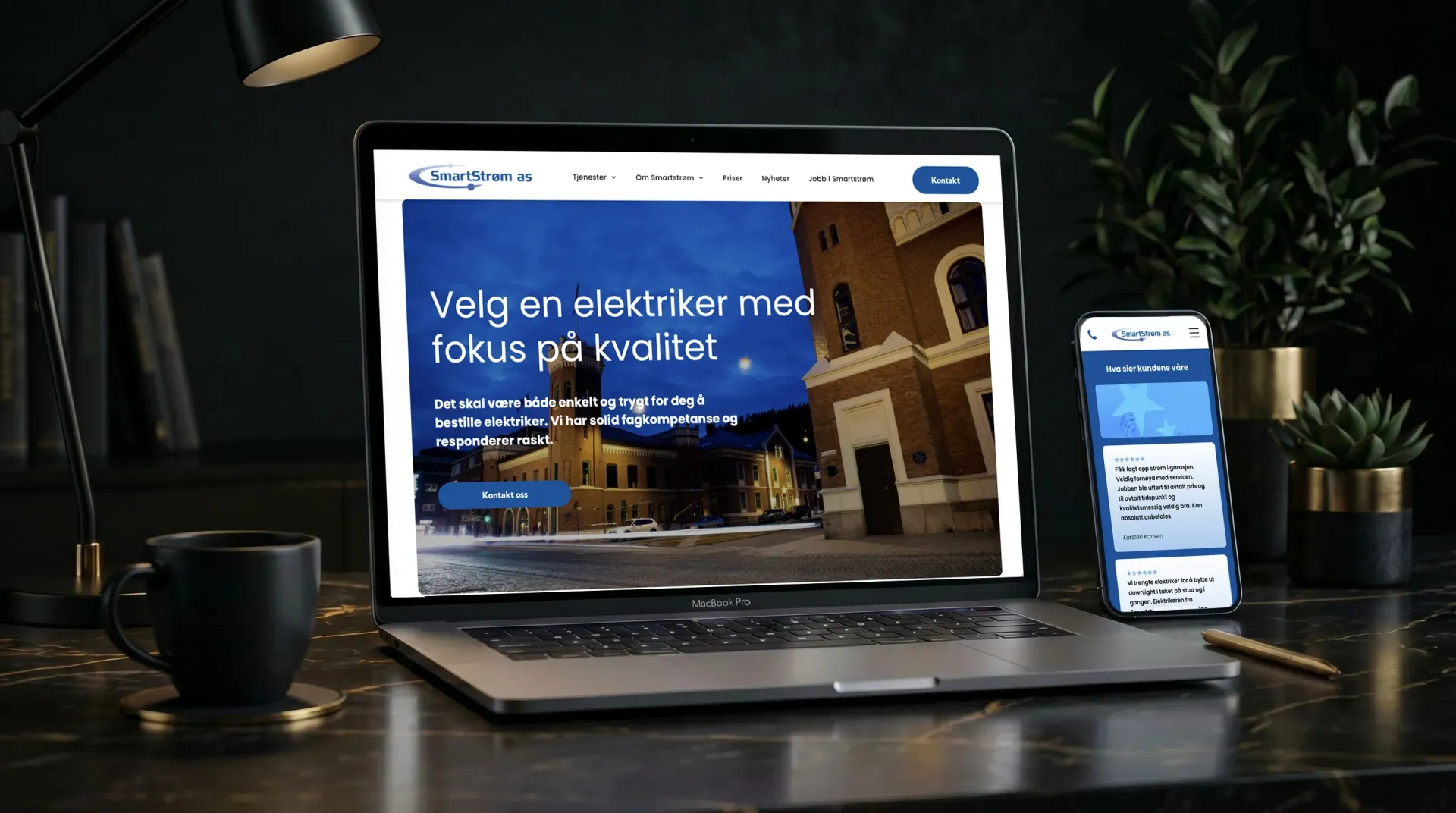 Person som bruker en smarttelefon ved siden av en bærbar PC som viser en videosamtale ved et kafébord