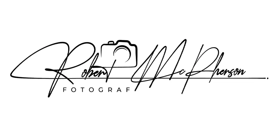 Svart-hvitt fotografilogo med et kameraikon og navnet «Robert McPherson». «Fotograf» er nedenfor.