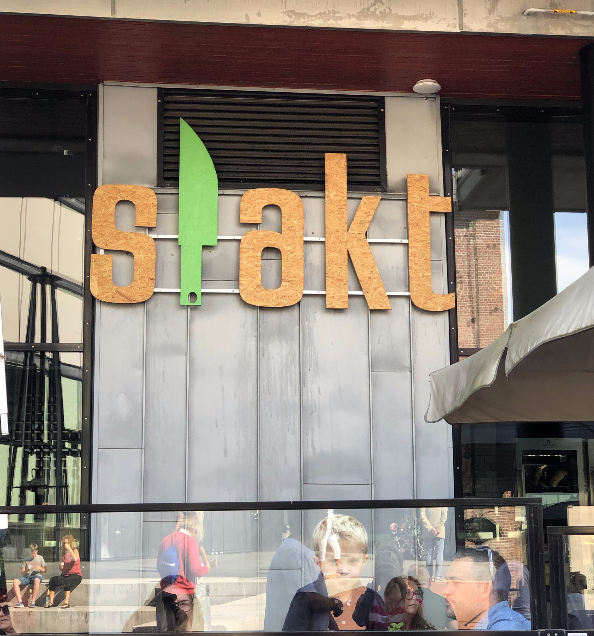 En restaurant med et skilt som sier ' staket ' på