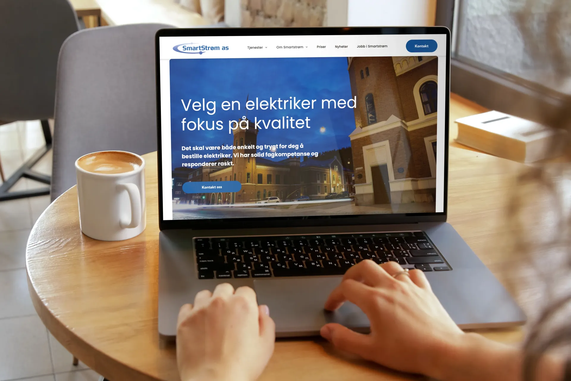 En bærbar PC, nettbrett og telefon sitter på et bord.