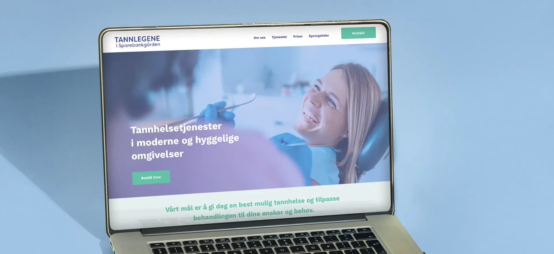 En bærbar PC med et bilde av en kvinne i en tannlegestol på skjermen.