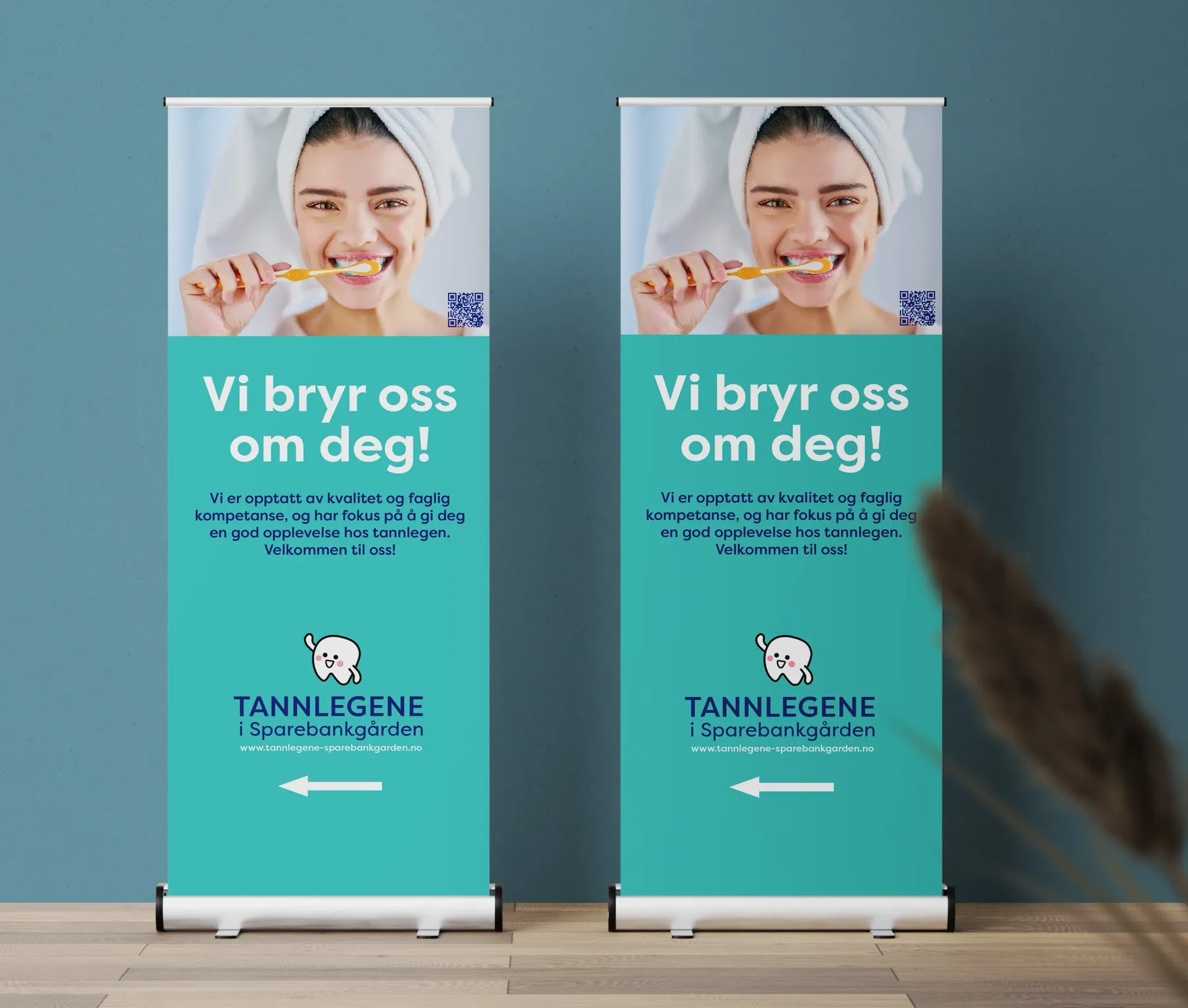 To rollup med en kvinne som pusser tennene og ordene vi bryr oss om deg!