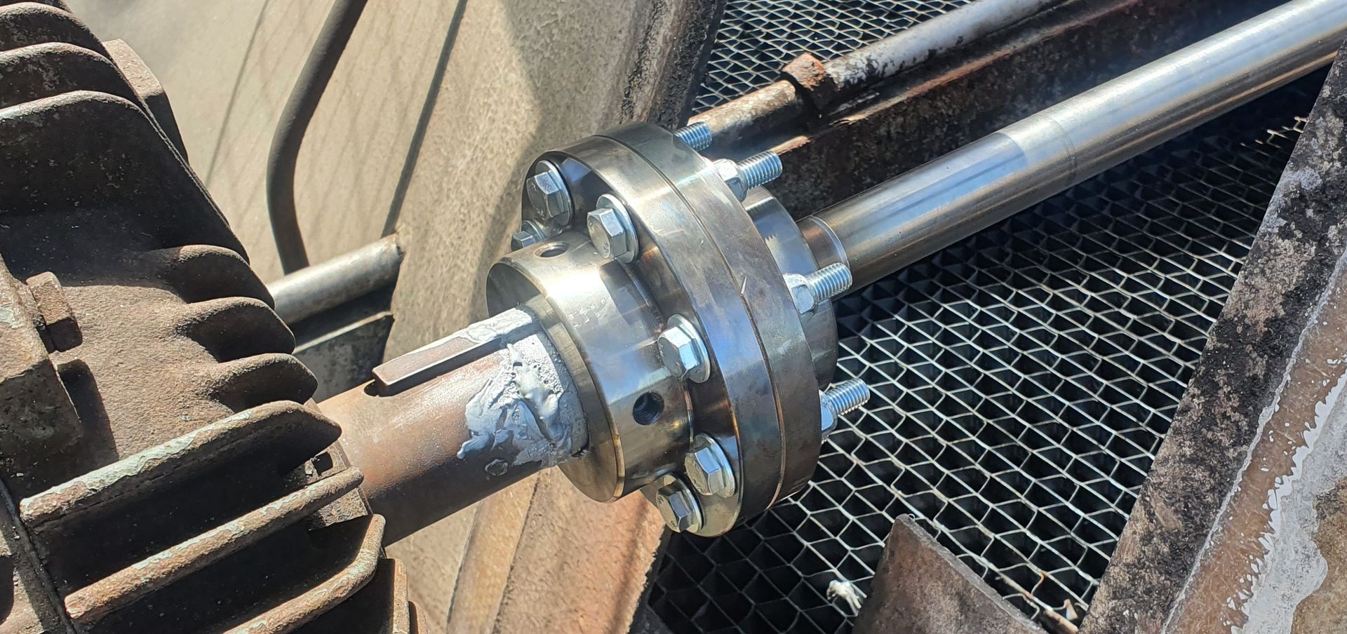 A close up of a metal pipe with a flange attached to it.